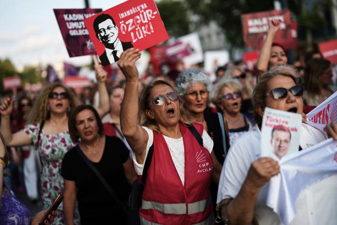 Durante uma manifestação organizada pelo principal partido da oposição turca, o Partido Republicano do Povo (CHP), em frente ao Prefeitura de Istambul, na terça -feira, 1 de julho de 2025.