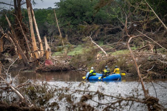 Uma unidade de pesquisa e resgate, ao longo do rio Guadalupe, em Hunt (Texas), em 7 de julho de 2025.