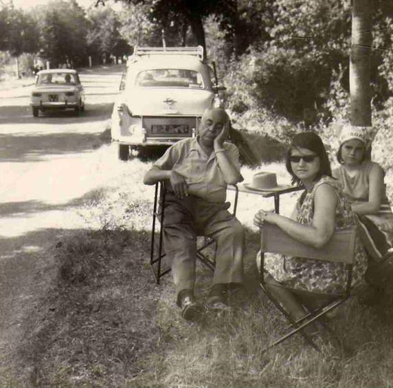Sur la route des vacances durant l’été 1967, petite pause près d’Orange (Vaucluse) pour cette famille venue de Côte-d’Or.