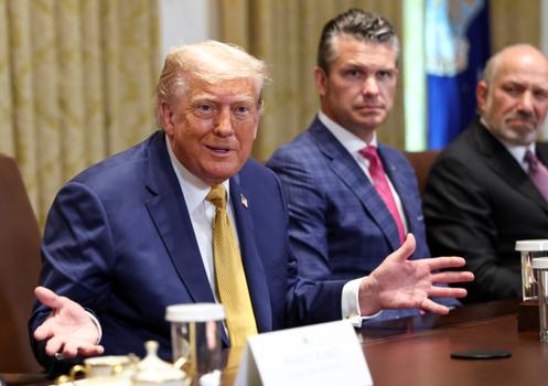 Le président Donald Trump et le secrétaire à la défense, Pete Hegseth, lors d’une réunion du cabinet à la Maison Blanche. A Washington, le 8 juillet 2025.