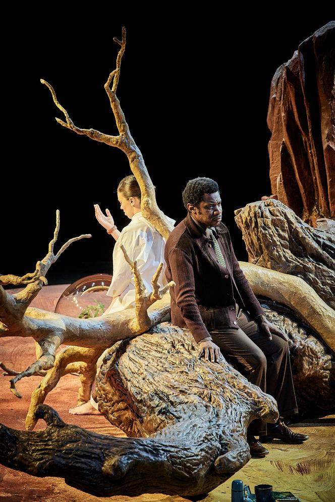 Alison Dechamps et Adama Diop, dans « La Distance », de Tiago Rodrigues, au Festival d’Avignon, le 4 juillet 2025.