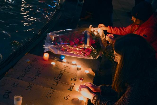 Lors d’un rassemblement place de la République, en mémoire des 27 personnes qui se sont noyées dans la Manche le 24 novembre 2021, à Paris, le 24 novembre 2022.
