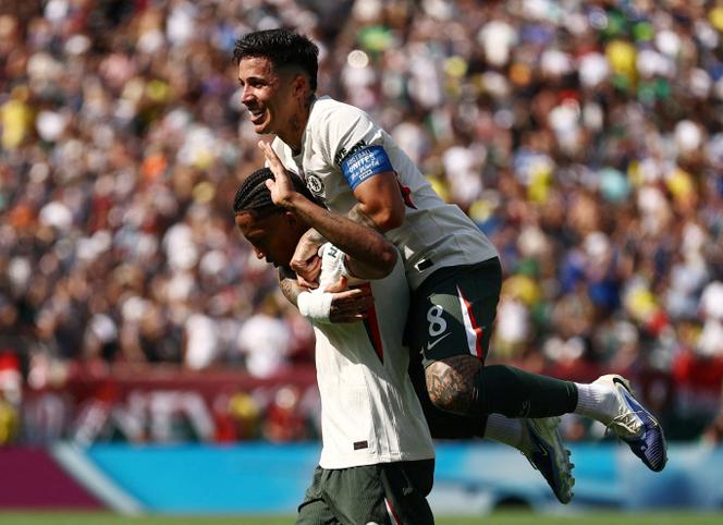 Enzo Fernandez saute de joie sur les épaules de Joao Pedro, lors de la victoire 
de Chelsea contre Fluminense (2-0) en demi-finales de la Coupe du monde des clubs, au MetLife Stadium d’East Rutherford (New Jersey), le 8 juillet 2025.
