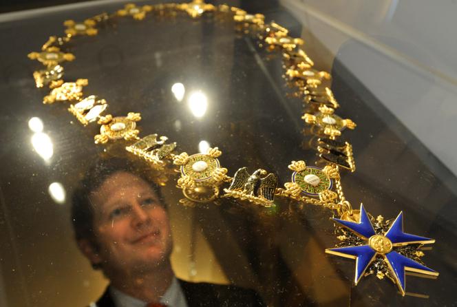 Le chef de la maison royale et arrière-arrière-petit-fils de l’empereur Guillaume II, Georg Friedrich de Prusse, regarde la médaille de l’aigle noir, un des joyaux de la couronne prussienne, au château d’Oranienburg (Allemagne), en janvier 2009.