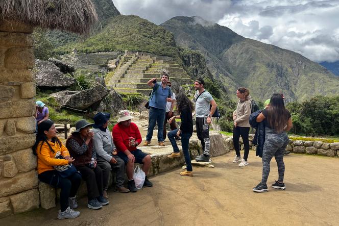 Des touristes visitent les anciennes ruines incas du Machu Picchu, le 15 février 2023.