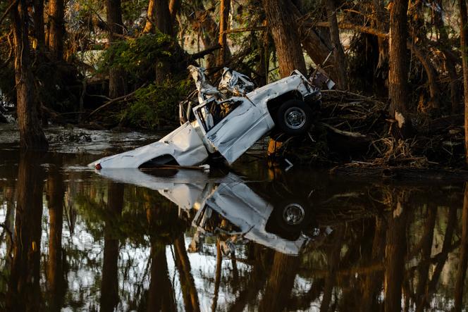 Une voiture dans le fleuve Guadalupe, après la crue soudaine, à Ingram, au Texas, le 8 juillet 2025.