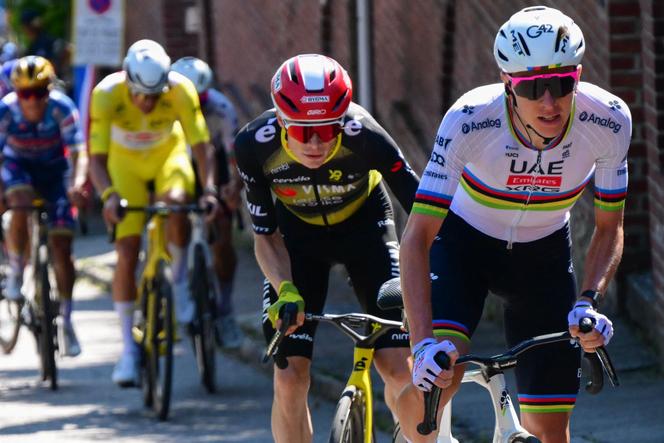 Tadej Pogacar (à droite) suivi par Jonas Vingegaard, dans la dernière ascension de la 4e étape du Tour de France, à Rouen, le 8 juillet 2025.