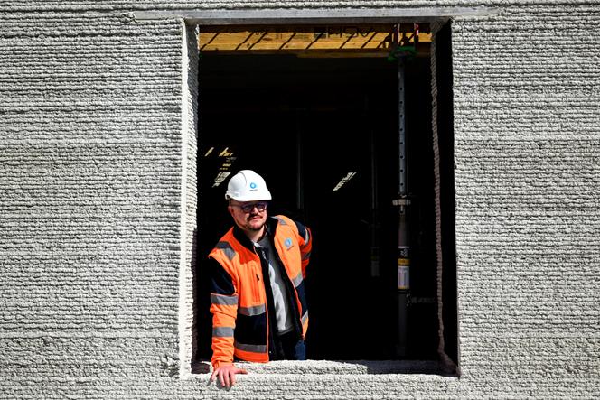 Un ouvrier sur le chantier d’un immeuble de logements sociaux à Bezannes (Marne), près de Reims, le 2 avril 2025.