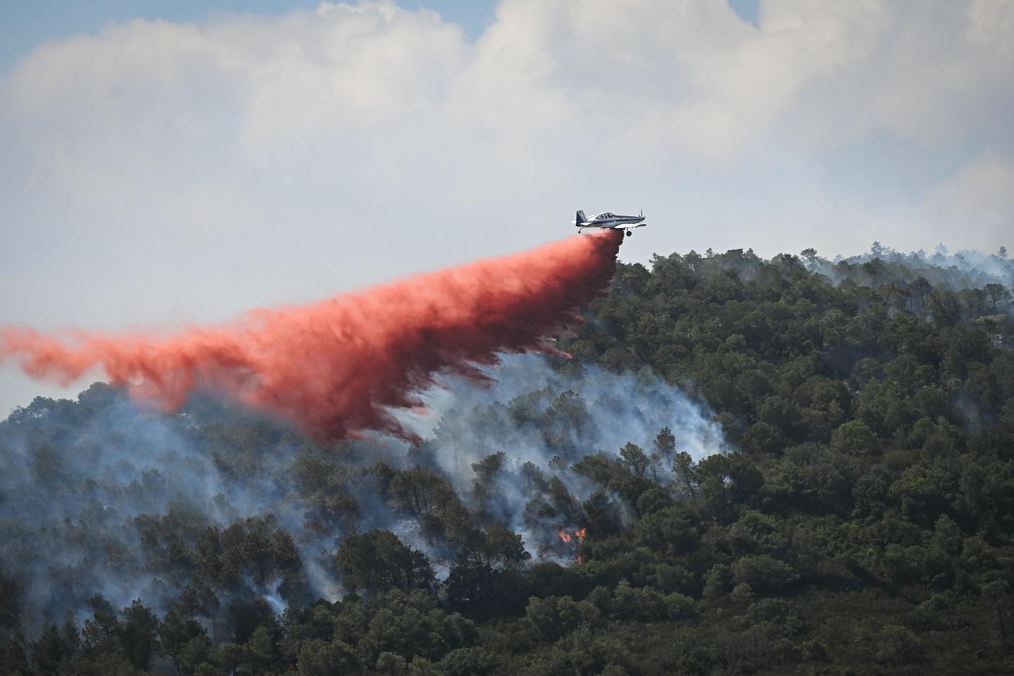 Forest fire rages in southern France