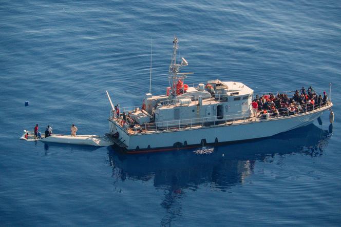 Migrants sur le pont d’un navire des gardes-côtes libyens, dans la zone de sauvetage au large des côtes libyennes, le 11 mai 2019. 