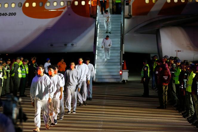 Des migrants expulsés par les Etats-Unis débarquent à l’aéroport de Maiquetia, au Vénézuéla, le 20 février 2025.