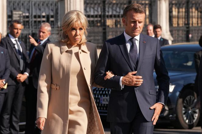 Brigitte Macron et son mari, Emmanuel Macron, arrivent pour assister à une cérémonie dans le centre de Londres, le 8 juillet 2025.