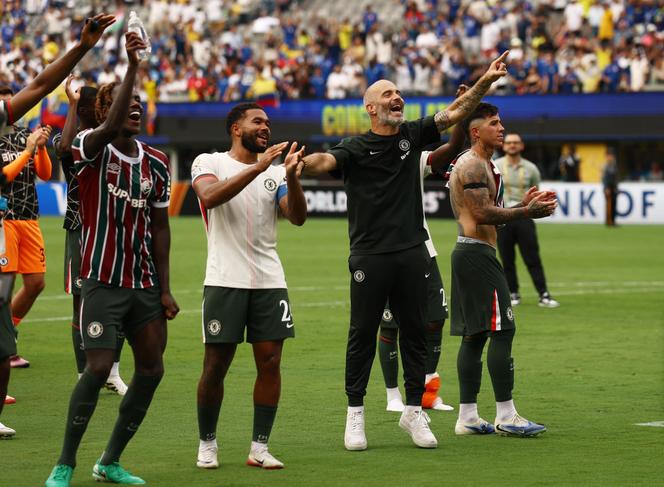 L’entraîneur Enzo Maresca (deuxième en partant de la droite) célébrant avec ses joueurs la victoire de Chelsea en demi-finale de la Coupe du monde des clubs 2025, face à Fluminense, au MetLife Stadium, New Jersey, 8 juillet 2025.