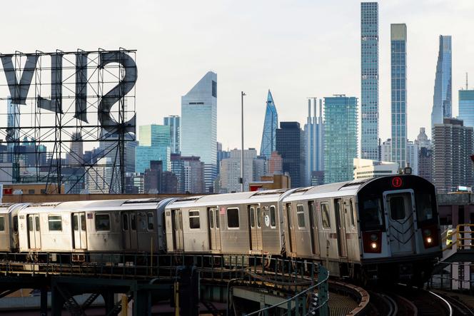 Un train de la ligne 7 du métro new-yorkais, dans le Queens, à New York, le 10 janvier 2025.