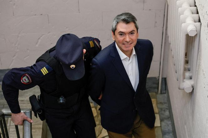 Grigori Melkoniants, coprésident de Golos, escorté à l’extérieur d’une cour de justice à Moscou le 24 février 2025.