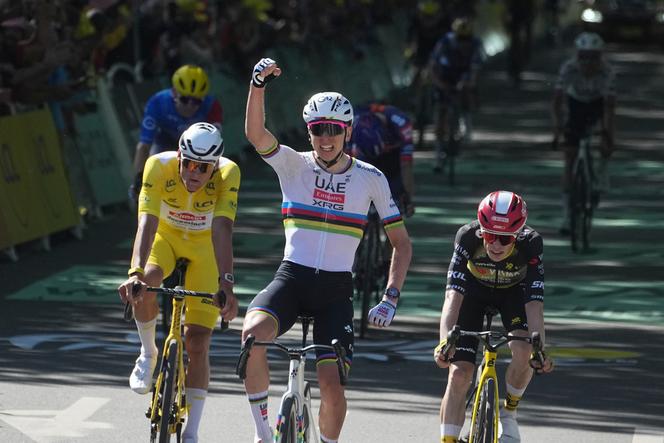 Tadej Pogacar (au centre) célèbre sa victoire, à Rouen, le 8 juillet 2025, lors de la quatrième étape du Tour de France.