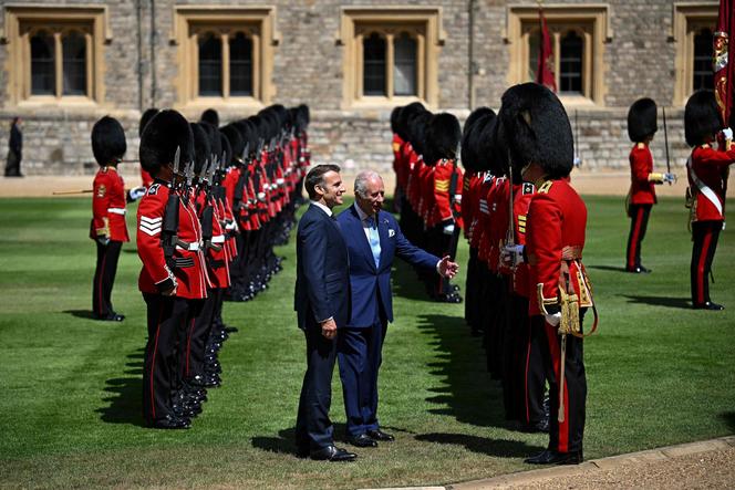 Le président français, Emmanuel Macron, et le roi Charles III lors d’une cérémonie d’accueil au château de Windsor, à l’ouest de Londres, le 8 juillet 2025.