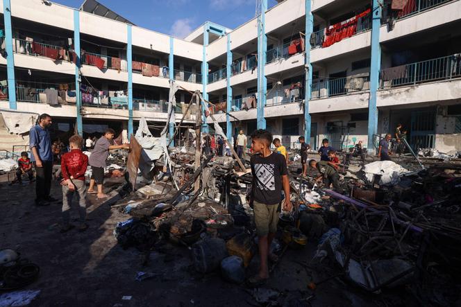 Après une frappe israélienne qui a touché une école abritant des déplacés, dans le camp d’Al-Boureij, dans le centre de la bande de Gaza, le 8 juillet 2025.