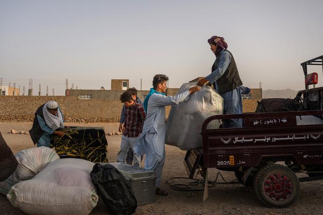 Des hommes déballent les affaires d’une famille afghane qui vient d’arriver de la frontière iranienne après avoir été expulsée, le 5 juillet 2025, dans le village d’Andisha, district de Guzara, province d’Herat.