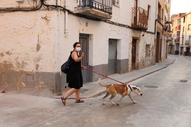 A woman wears a mask to protect herself from the smoke, in the village of Xerta (Tarragona province), which was confined on July 8, 2025.