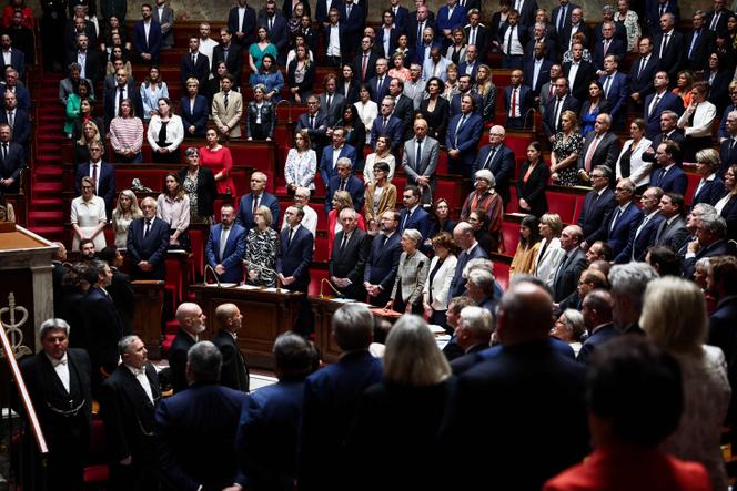Des députés et des membres du gouvernement rendent hommage au député Olivier Marleix, avant la séance des questions au gouvernement, à l’Assemblée nationale, à Paris, le 8 juillet 2025.