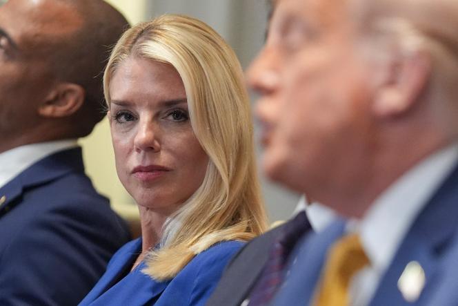 La ministre de la justice des Etats-Unis, Pam Bondi, aux côtés du président américain, Donald Trump, lors d’une réunion du cabinet à la Maison Blanche, mardi 8 juillet 2025, à Washington (Etats-Unis).