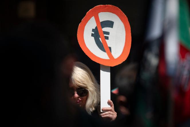 Lors d’une manifestation contre l’entrée de la Bulgarie dans la zone euro, à Sofia, le 2 juin 2025.