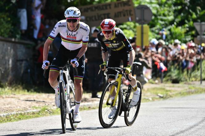 Tadej Pogacar devant Jonas Vingegaard lors de la 4e étape du Tour de France 2025&nbsp;entre Amiens et Rouen, le 8&nbsp;juillet 2025.