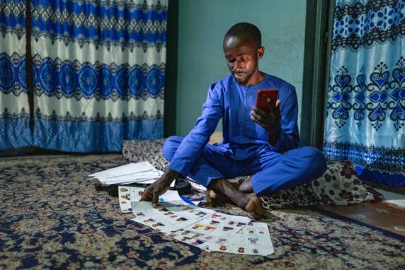 Mohamed Lamine Barro, président de la communauté guinéenne à Nouadhibou, vérifie les fiches des candidats à un retour volontaire en Guinée. Installé en Mauritanie depuis 27 ans, il est le porte-voix de la communauté guinéenne confrontée aux rafles policières et aux démarches administratives complexes pour le renouvellement des titres de séjour. Nouadhibou (Mauritanie), le 15 juin 2025.