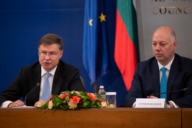 Valdis Dombrovskis (à gauche), commissaire européen chargé de l’économie et de la productivité, lors d’une conférence de presse conjointe avec le premier ministre bulgare, Rossen Jeliazkov, à Sofia, pour annoncer l’accord de l’UE à l’entrée de la Bulgarie dans la zone euro, le 5 juin 2025.