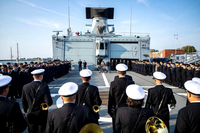 Sur le pont de la frégate allemande Hessen, lors de son départ pour la mission Aspides en mer Rouge, le 2 septembre 2024 à Wilhelmshaven (Allemagne).