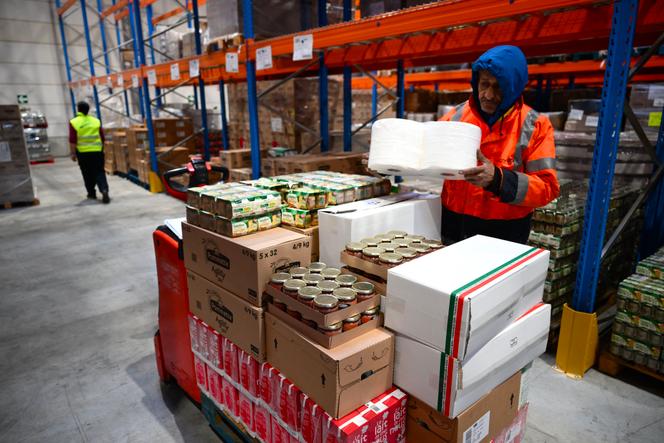 Des stocks de nourriture dans un entrepôt solidaire, à Marseille, le 5 décembre 2024.