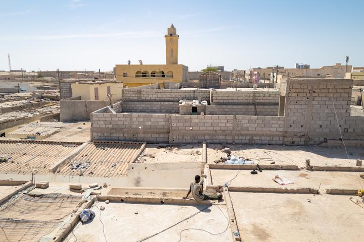 Vu du quartier de migrants Khairan à Nouadhibou (Mauritanie), le 15 juin 2025.