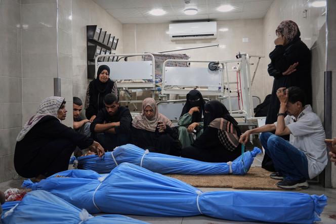 Les corps de victimes tuées lors d’un bombardement israélien sur la bande de Gaza, à l’hôpital Al-Awda de Nousseirat, mardi 8 juillet 2025.