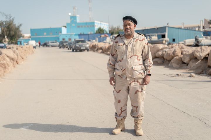 Mohamed Salem Hamza, dirigeant des gardes-côtes mauritaniens à Nouadhibou (Mauritanie), devant leur siège, le 15 juin 2025.
