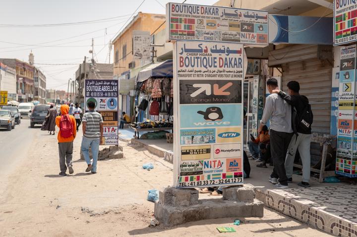 Le quartier de migrants de Khairan voit se multiplier les agences de transfert d’argent, signes de l’activité économique liée aux parcours migratoires, à Nouadhibou (Mauritanie), le 16 juin 2025.
