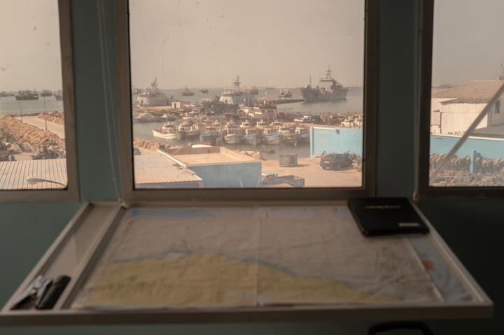 Vue sur le port de Nouadhibou (Mauritanie), depuis un poste d’observation des gardes-côtes, le 15 juin 2025.