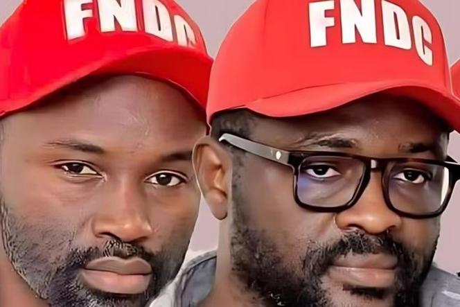 Mamadou Billo Bah (à gauche) et Oumar Sylla, alias Foniké Menguè, responsables du Front national pour la défense de la Constitution (FNDC), arrêtés le 9 juillet 2024.