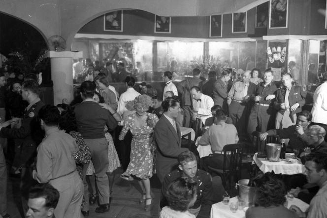 Des officiers américains en permission au club Normandie, à Cannes, le 21 juillet 1945.