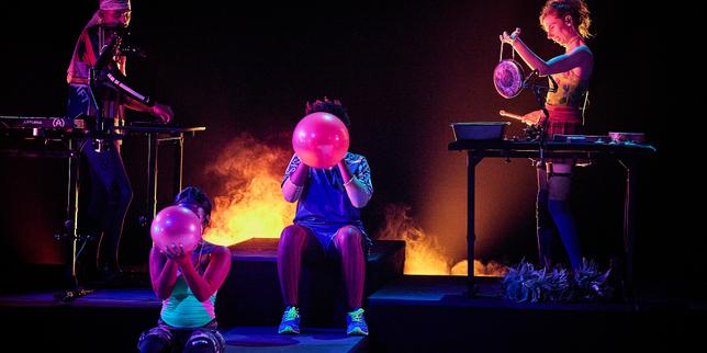 Festival d’Avignon : « Nexus de l’adoration », le réjouissant univers parallèle de Joris Lacoste