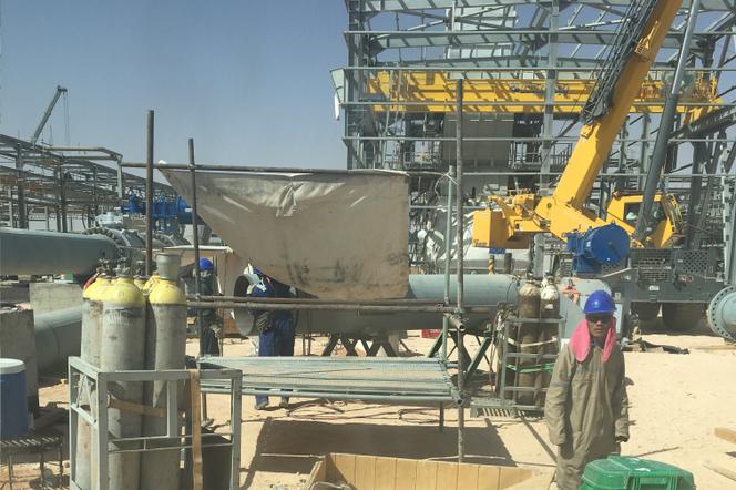 Des ouvriers de Sonatrach sur le site gazier de Hassi R’Mel, en Algérie, le 27 juillet 2017.