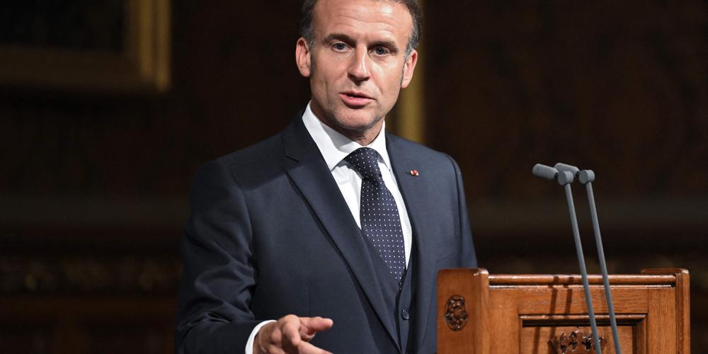 Le président français Emmanuel Macron s’adresse aux députés lors d’une visite au Palais de Westminster, à Londres, le 8 juillet 2025. - ELIOT BLONDET / AFP