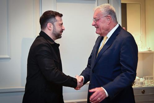 L’émissaire américain Keith Kellogg (à droite) salue le président ukrainien, Volodymyr Zelensky, à Rome, le 9 juillet 2025.