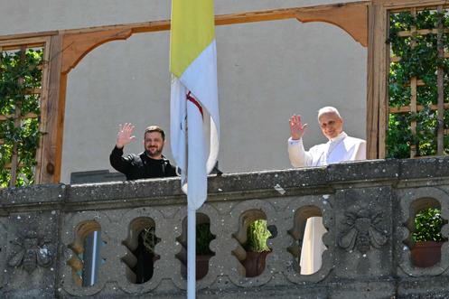 Volodymyr Zelensky avec le pape, Léon XIV, au balcon de la résidence papale de Castel Gandolfo, près de Rome, le 9 juillet 2025.