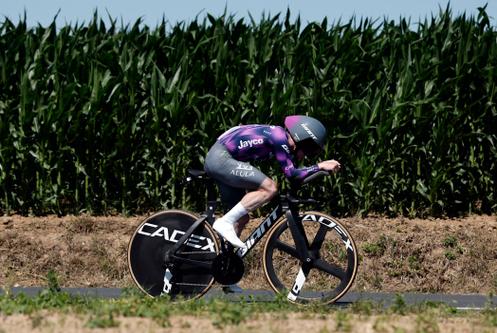 Eddie Dunbar durante la quinta etapa del Tour de Francia 2025.