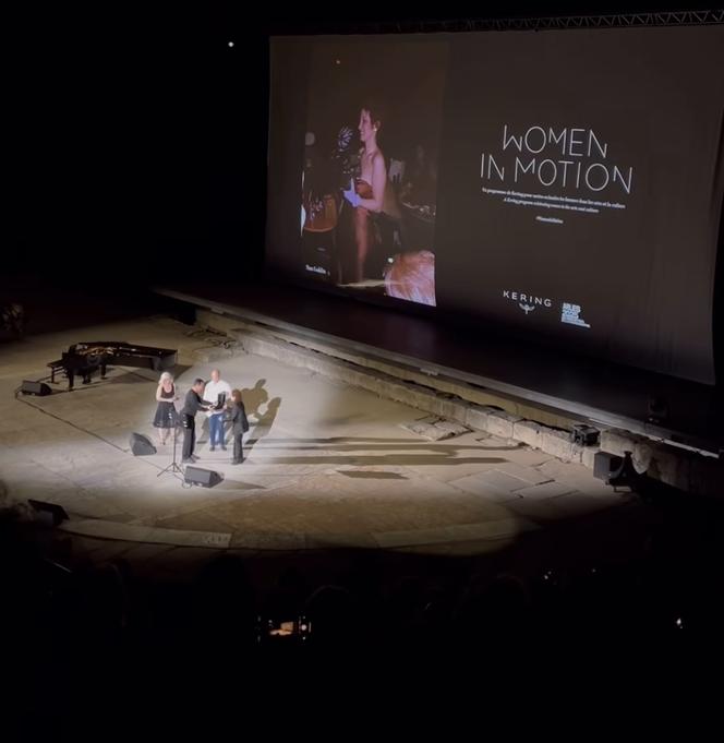 Capture d’écran de la remise du prix Women in Motion à Nan Goldin, lors des Rencontres d’Arles, le 8 juillet 2025.