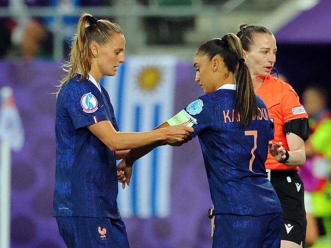 Depois de Sakina Karchaoui, contra a Inglaterra, Sandie Toletti (à esquerda) está prestes a levar a braçadeira do capitão contra a Holanda. 