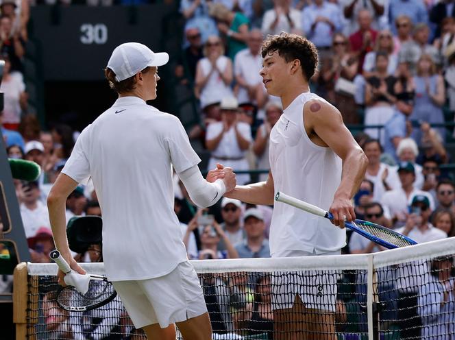 L’Italien Jannik Sinner serre la main de l’Américain Ben Shelton à l’issue de leur match des quarts de finale de Wimbledon, à Londres, le 9 juillet 2025.