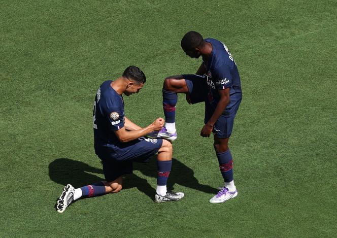 Achraf Hakimi et Ousmane Dembélé célèbrent la victoire du Paris Saint-Germain face au Real Madrid (4-0),  en demi-finale de la Coupe du monde des clubs, au MetLife Stadium (New Jersey), le 9 juillet 2025.