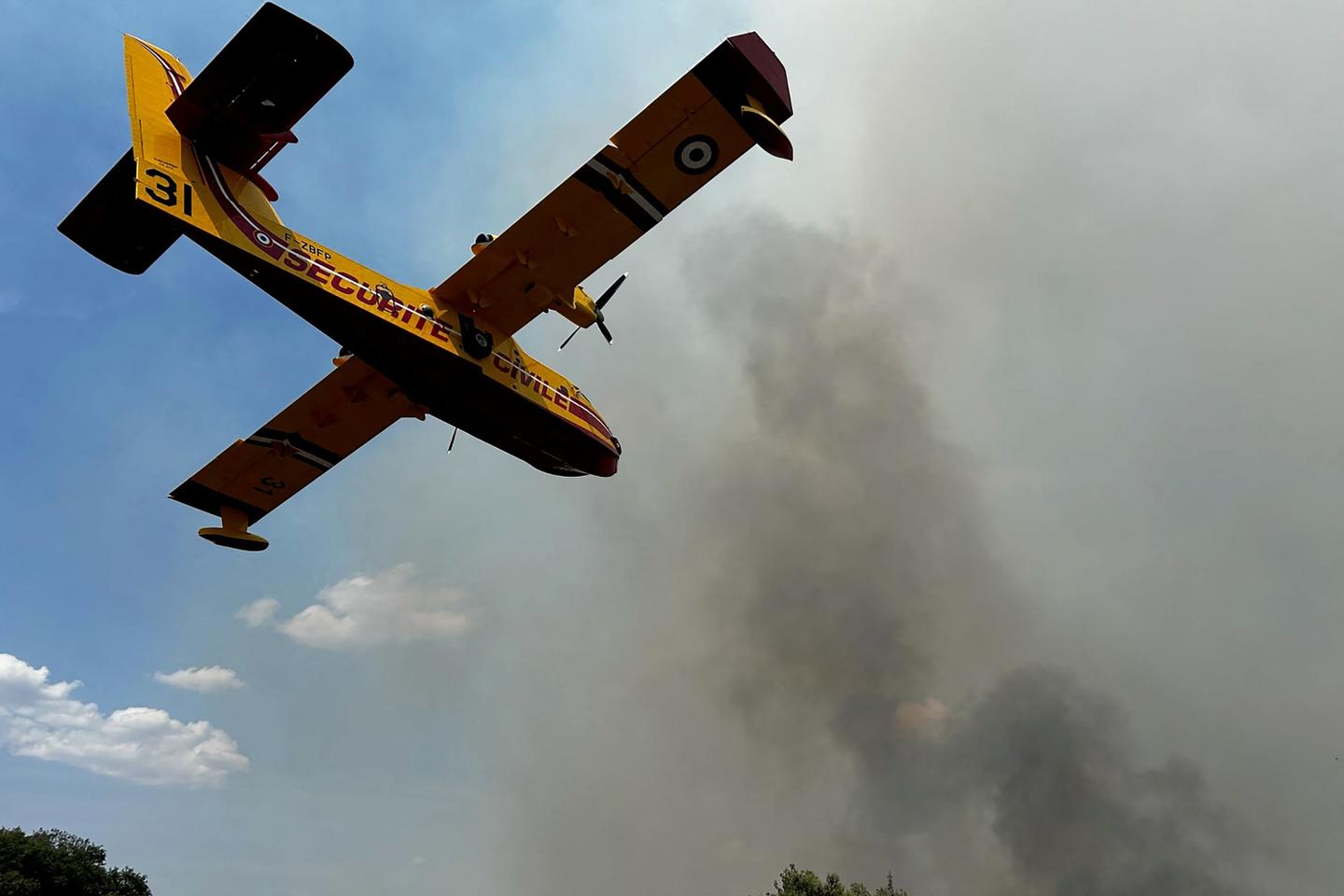 Wildfires: France has only 12 Canadair planes, which are 'an average of 30 years old'